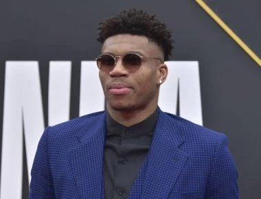 Ο Γιάννης Αντετοκούνμπο βραβεύτηκε MVP με τον Παρθενώνα... ραμμένο στο σακάκι του (φωτο)